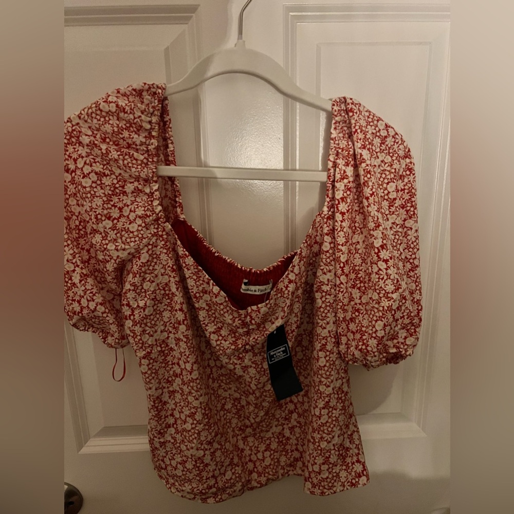 NWT RED FLORAL ABERCROMBIE TOP